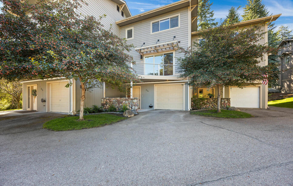 704 Stoner Loop, Lakeside
